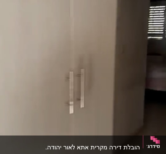 ארון בגדים ליד מסדרון וחדר שינה
